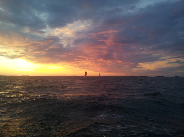 En tiedä kenen spinnut siellä lentää, mutta nämä maisemat ovat yksi syy miksi allekirjoittanut viihtyy merillä.